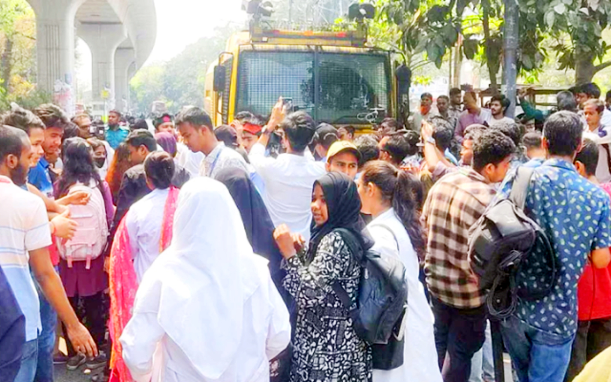 শাহবাগে ধর্ষকদের সর্বোচ্চ শাস্তির দাবিতে শিক্ষার্থীদের অবস্থান কর্মসূচি