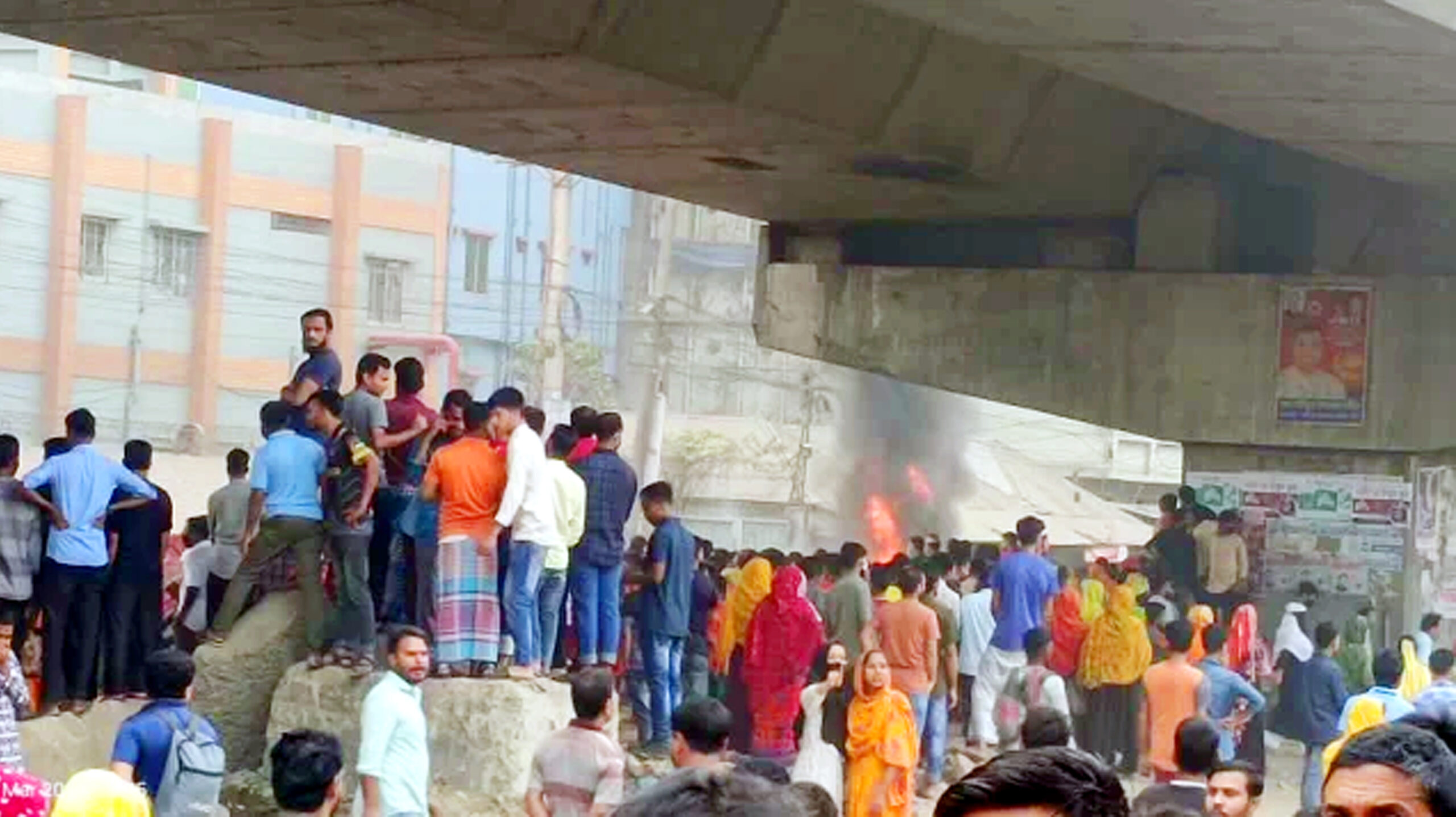 সড়ক দুর্ঘটনায় শ্রমিকের মৃত্যু, ঢাকা-ময়মনসিংহ মহাসড়কে অবরোধ