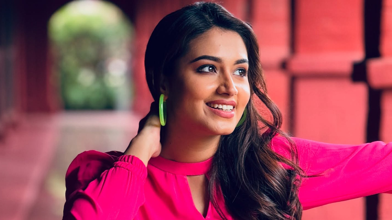মিষ্টি হাসিতে নেটিজেনদের মন জয় করলেন তাসনিয়া ফারিণ