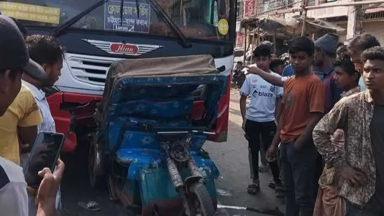 চট্টগ্রামে বাসের ধাক্কায় ভাইবোনসহ তিনজন নিহত