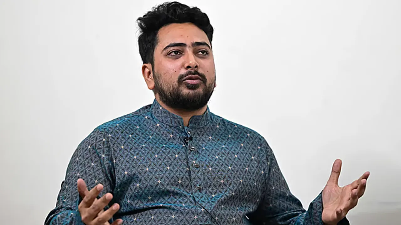 ৯০ দিনের মধ্যে আছিয়া হত্যার বিচারের রায় কার্যকর দেখতে চাই: জামায়াত আমির Icon মাগুরা প্রতিনিধি প্রকাশ: ১৫ মার্চ ২০২৫, ০৫:৫৯ পিএম 2 Shares facebook sharing buttonmessenger sharing buttontwitter sharing buttonwhatsapp sharing buttonprint sharing button ৯০ দিনের মধ্যে আছিয়া হত্যার বিচারের রায় কার্যকর দেখতে চাই: জামায়াত আমির আরও পড়ুন গণপরিষদের মাধ্যমে সংবিধান সংস্কার চান নাহিদ বিএনপির কেউ হুমকি দিলে তার বিরুদ্ধে সাংগঠনিক ব্যবস্থা: ইলিয়াসপত্নী জাতিসংঘ মহাসচিবের সঙ্গে বৈঠকে কী কথা হলো, জানাল জামায়াত ‘আওয়ামী লীগের চ্যাপ্টার ক্লোজড’ জাতিসংঘ মহাসচিবের সঙ্গে বৈঠক শেষে যা বললেন মির্জা ফখরুল বাংলাদেশ জামায়াতে ইসলামীর আমির ডা. শফিকুর রহমান বলেছেন, আমরা ৯০ দিনের মধ্যে মাগুরার শিশুটির হত্যাকারীদের শুধু দ্রুত বিচারই নয়, বিচারের রায় কার্যকর হয়েছে সেটিও দেখতে চাই। তিনি বলেন, অনেকে এক সপ্তাহ দাবি করলেও দেশের আইনে সেটি সম্ভব হবে না। তাই আমরা ৯০ দিন বলেছি। কিন্তু ৯১ দিন দেখতে চাই না। শনিবার সকাল সাড়ে ১০টার দিকে মাগুরার শ্রীপুর উপজেলার সোনাইকুন্ডি সরকারি প্রাথমিক বিদ্যালয় মাঠে শিশু আছিয়ার রুহের মাগফিরাত কামনায় দোয়া অনুষ্ঠানে প্রধান অতিথির বক্তব্যে তিনি এ কথা বলেন। ড. শফিকুর বলেন, ঘরে ঘরে অপসংস্কৃতি এবং নির্লজ্জতা ছড়িয়ে পড়েছে। মেগা সিরিয়াল আর শর্ট ফিল্ম এ দুটির মাধ্যমে আমাদের গোটা সংস্কৃতি, সামাজিকতা, পারিবারিক বন্ধন, সবকিছুকে তছনছ করে দেওয়া হয়েছে। যে শিশুটি লাঞ্ছিত হলো, সারা দেশ যার কারণে আজকে লজ্জিত, তার আপনজনেরাই তার সেই সর্বনাশ করেছে। মানুষকে পশুর স্তরে নামিয়ে এনেছে এই সংস্কৃতি। অভ্যন্তরীণ হোক, আঞ্চলিক হোক, আন্তর্জাতিক হোক-এই নোংরা সংস্কৃতি বন্ধ হোক, আমরা চাই। জামায়াত আমির এর আগে সকাল ১০টার দিকে সোনাইকুণ্ডি গ্রামে শিশুটির কবর জিয়ারত ও দোয়া করেন। এ সময় তিনি উপস্থিত সাংবাদিকদের উদ্দেশ্যে বলেন, সমাজে যত ভয়ংকর অপরাধ সংগঠিত হবে আপনারা সেটি তুলে ধরুন। সত্যকে সত্য, সাদাকে সাদা হিসেবে তুলে ধরবেন এবং কালোদের চেহারা সমাজের সামনে খুলে দেবেন। যাতে তাদের শাস্তি নিশ্চিত হয়, সমাজ ওদের ঘৃণা করে, বয়কট করে সেটিই আমাদের প্রত্যাশা। দেশে চলমান সাম্প্রতিক মব জাস্টিস সম্পর্কে সাংবাদিকদের প্রশ্নের জবাবে ড. শফিকুর রহমান বলেন, বিভিন্ন সময়ে বিভিন্ন ঘটনা পাবলিককে তাদের আবেগ, মতামতকে প্রভাবিত করে। কিন্তু তাদেরকে ধৈর্য্য ধারণ করতে বলি। বিচারবহির্ভূত কিছু আমরা চাই না। মব জাস্টিস যুগ যুগ ধরে চলে আসছে। আমরা কোনো মব জাস্টিসকে সমর্থন করি না। স্কুল মাঠের দোয়া অনুষ্ঠান শেষে আমিরে জামায়াত শ্রীপুর উপজেলার জারিয়া গ্রামে শিশুটির পরিবারের সঙ্গে দেখা করেন এবং খোঁজখবর নেন। যেকোনো পরিস্থিতিতে পরিবারটির জন্যে সহযোগিতার দ্বার উন্মুক্ত রয়েছে এবং যাতে স্বচ্ছলভাবে চলতে পারে তার পুরো দায়িত্ব নিতে তাদের আশ্বস্ত করা হয়েছে বলেও জানান তিনি। জামায়াত আমিরের মাগুরা সফরকালে সাবেক এমপি ড. আবদুল্লাহ মোহাম্মদ তাহের, কেন্দ্রীয় নির্বাহী পরিষদ সদস্য মোবারক হুসাইন, মাগুরা জেলা জামায়াতের আমির অধ্যাপক এমবি বাকেরসহ অন্য নেতারা সঙ্গে ছিলেন।