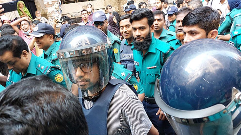 কাঠগড়ায়