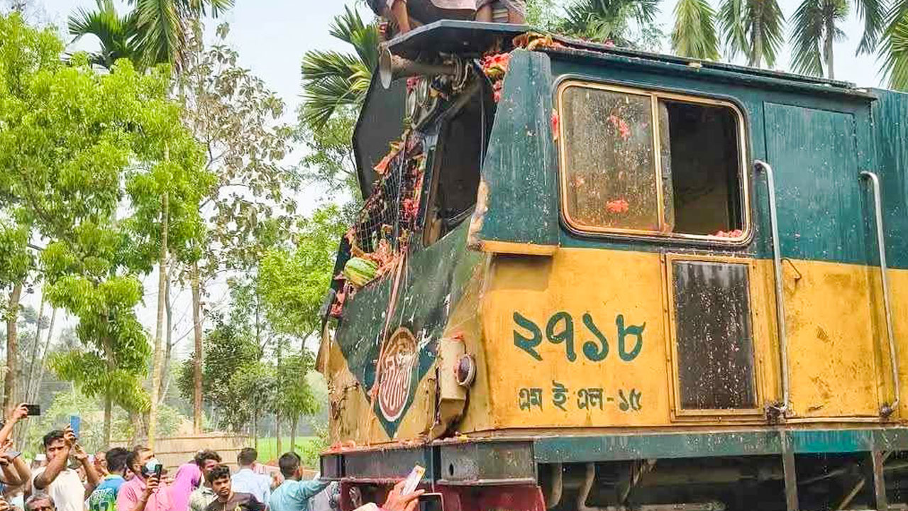 ট্রেনের সঙ্গে তরমুজবোঝাই ট্রাকের সংঘর্ষ, ট্রেন চালকসহ ৩ জন আহত