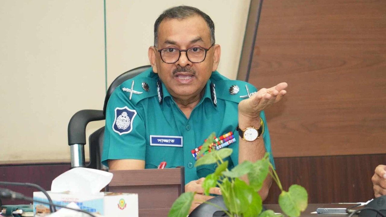আইন ভঙ্গের শাস্তি সম্পর্কে মানুষকে সচেতন করতে হবে: ডিএমপি কমিশনার পবিত্র ঈদুল ফিতর ২০২৫ উপলক্ষে রাজধানীর সার্বিক আইনশৃঙ্খলা পরিস্থিতি পর্যালোচনা, যাত্রীদের নিরাপদ যাতায়াত নিশ্চিতকরণ, ঈদের জামাত নির্বিঘ্নে আদায় ও ট্রাফিক ব্যবস্থাপনা সংক্রান্ত একটি সমন্বয় সভা অনুষ্ঠিত হয়েছে। সোমবার (২৪ মার্চ) সকালে ডিএমপি হেডকোয়ার্টার্সের সম্মেলন কক্ষে অনুষ্ঠিত এই সভায় সভাপতিত্ব করেন ঢাকা মেট্রোপলিটন পুলিশ কমিশনার শেখ মো. সাজ্জাত আলী। সভায় তিনি বলেন, ঈদ উদযাপনকে নিরাপদ ও উৎসবমুখর রাখতে ঢাকা মেট্রোপলিটন পুলিশ সর্বোচ্চ প্রস্তুতি গ্রহণ করেছে। তবে পুলিশের পদক্ষেপের পাশাপাশি ব্যক্তি ও প্রতিষ্ঠান পর্যায়ে নিরাপত্তা সচেতনতা গড়ে তুলতে হবে। ডিএমপি কমিশনার আরও বলেন, যেকোনো আইনের উদ্দেশ্য হলো এমন একটি পরিবেশ তৈরি করা, যেখানে মানুষ বুঝতে পারবে যে আইন লঙ্ঘন করলে শাস্তির মুখোমুখি হতে হবে। সড়কে উল্টো পথে গাড়ি চালানো কিংবা ফুটপাতে মোটরসাইকেল চালানোর মতো নিয়মভঙ্গের ক্ষেত্রে কঠোর আইনি ব্যবস্থা নেওয়া হবে। তিনি আরও উল্লেখ করেন, পুলিশের কার্যকর তৎপরতায় রাজধানীতে আইনশৃঙ্খলা পরিস্থিতির উন্নতি হয়েছে। ছিনতাই ও চাঁদাবাজির মতো অপরাধ উল্লেখযোগ্যভাবে হ্রাস পেয়েছে। এই অগ্রগতি ধরে রাখতে সবার সহযোগিতা প্রয়োজন। সমন্বয় সভায় বিভিন্ন গোয়েন্দা সংস্থা, পুলিশের বিশেষ ইউনিট, নৌপরিবহন অধিদপ্তর, সড়ক পরিবহন মালিক সমিতি, শ্রমিক ফেডারেশন, ট্রাক-কাভার্ড ভ্যান মালিক সমিতি, বাস ও লঞ্চ মালিক সমিতি, বিজিএমইএ, বিকেএমইএ, সিটি করপোরেশন, ফায়ার সার্ভিসসহ সরকারি ও বেসরকারি বিভিন্ন সংস্থার প্রতিনিধিরা উপস্থিত ছিলেন। সমন্বয় সভার শুরুতে ডিএমপির যুগ্ম পুলিশ কমিশনার (অপারেশনস) মোহাম্মদ শহীদুল্লাহ পাওয়ার পয়েন্ট উপস্থাপনার মাধ্যমে সার্বিক নিরাপত্তা পরিকল্পনার বিবরণ দেন। এরপর উপস্থিত বিভিন্ন সংস্থার প্রতিনিধিরা উন্মুক্ত আলোচনায় অংশ নেন।