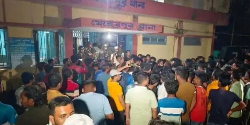 মেহেরপুরে ধর্ষণ মামলার সালিস, প্রতিবাদ করায় মারধর, থানা ঘেরাও করে বিক্ষোভ