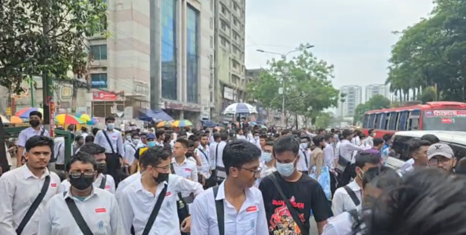 ঢাকা কলেজ ও সিটি কলেজ শিক্ষার্থীদের মধ্যে সংঘর্ষ, এলাকায় উত্তেজনা
