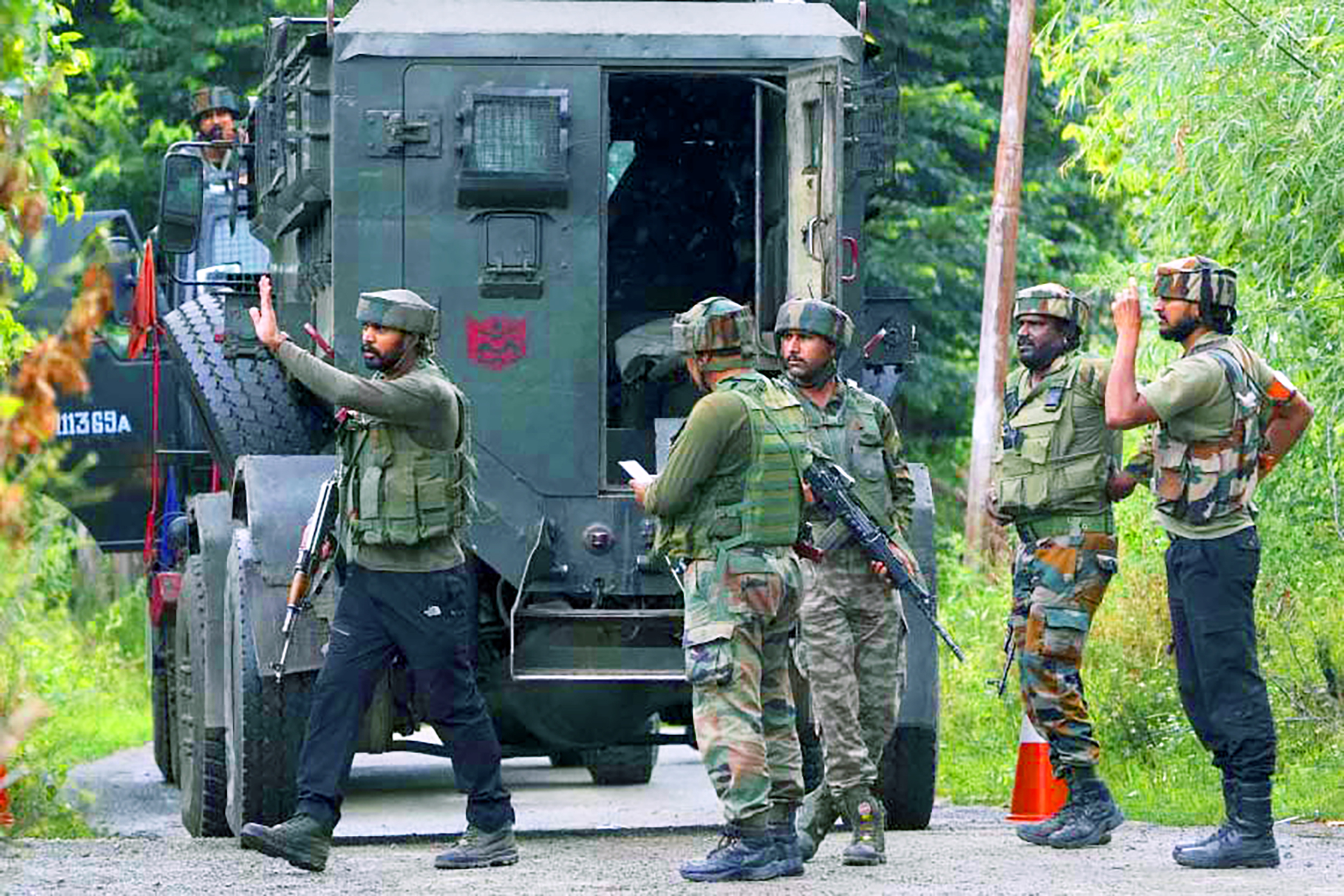 কাশ্মির সীমান্তে টানা গোলাগুলি, ভারত-পাক উত্তেজনায় নতুন মাত্রা