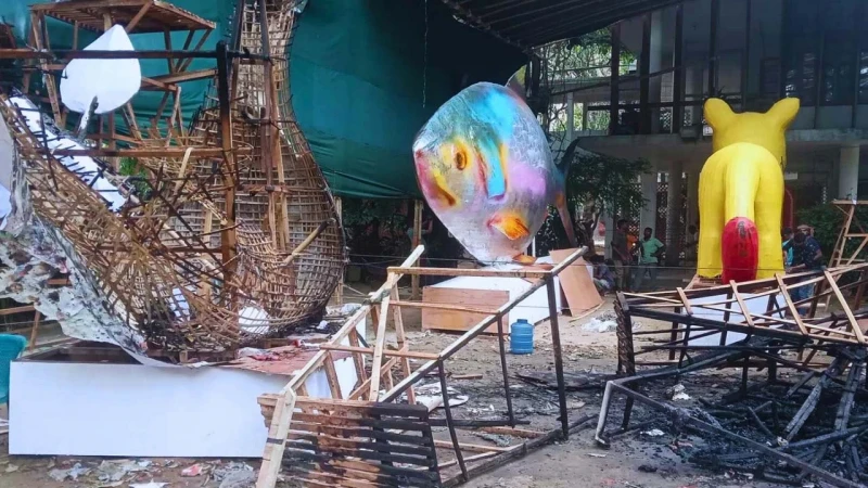 চারুকলায় আগুনে পুড়ল ফ্যাসিস্ট মোটিফ, ঘটনা রহস্যজনক বলে মনে করছে ফায়ার সার্ভিস