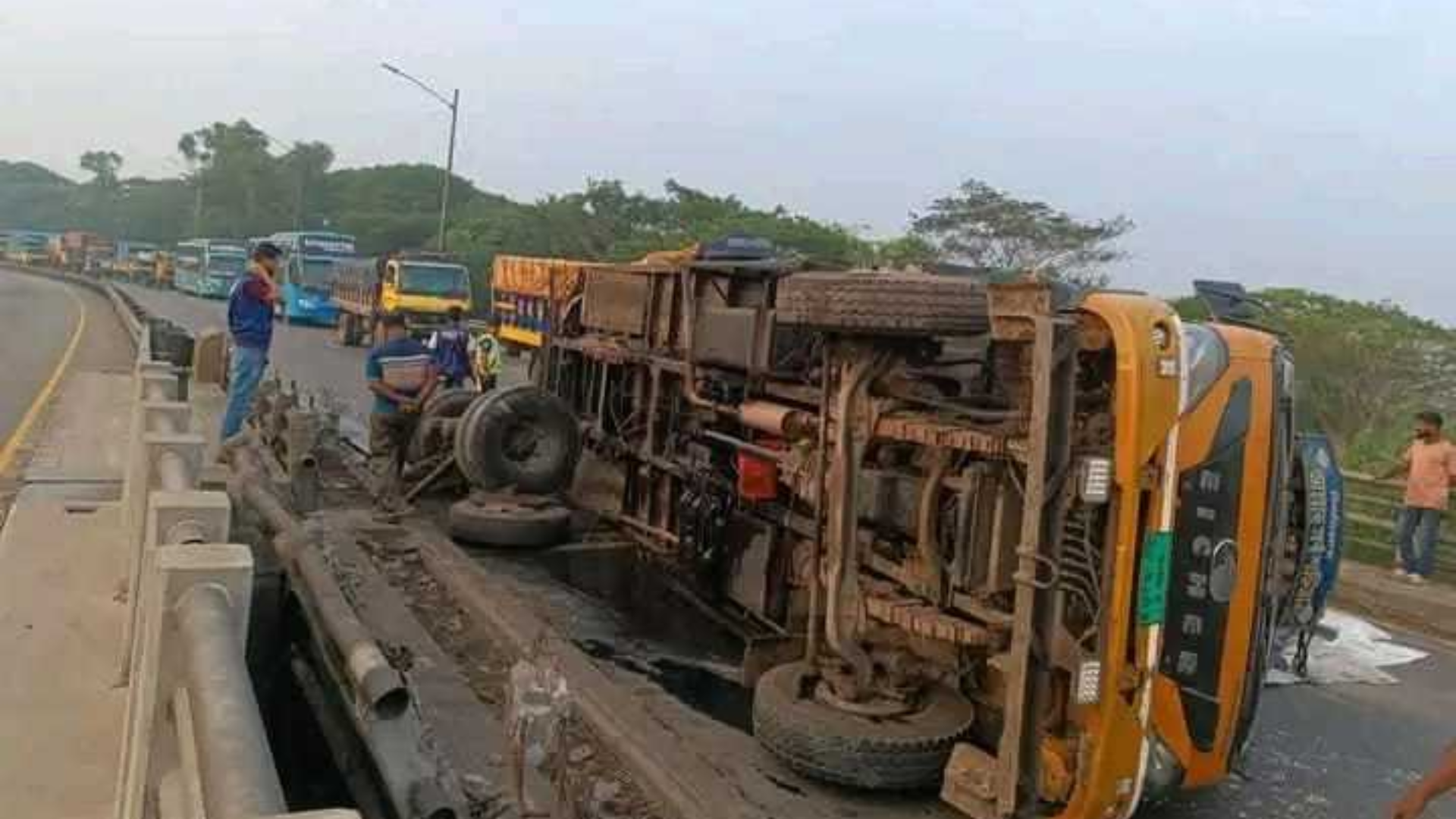 মেঘনা সেতুতে ট্রাক উল্টে তিন ঘণ্টা যানজট, দুর্ভোগে যাত্রীরা