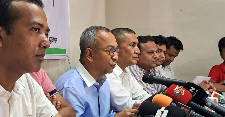 যুবদল, স্বেচ্ছাসেবক দল ও ছাত্রদলের নতুন কর্মসূচি ঘোষণা নিজস্ব প্রতিবেদক, ঢাকা প্রকাশ: ২৮ এপ্রিল ২০২৫, ১৩: ২৮ গণতন্ত্র পুনরুদ্ধারের আন্দোলনকে আরও শক্তিশালী করতে দেশের তরুণদের উদ্বুদ্ধ করতে নতুন কর্মসূচি ঘোষণা করেছে যুবদল, স্বেচ্ছাসেবক দল ও ছাত্রদল। বিএনপির এই তিন সংগঠন আগামী মে মাসে দেশের চারটি বৃহত্তর অঞ্চলে দুই দিনব্যাপী সেমিনার ও সমাবেশ আয়োজনের পরিকল্পনা গ্রহণ করেছে। রোববার দুপুরে রাজধানীর নয়াপল্টনে বিএনপির কেন্দ্রীয় কার্যালয়ে এক সংবাদ সম্মেলনে এই কর্মসূচির বিস্তারিত জানানো হয়। এই কর্মসূচি বিএনপির ভারপ্রাপ্ত চেয়ারম্যান তারেক রহমানের নির্দেশনায় দেশের ১০টি সাংগঠনিক বিভাগকে চারটি বৃহত্তর ভাগে ভাগ করে পরিচালিত হবে। মূল উদ্দেশ্য হচ্ছে তরুণদের জাতীয় রাজনীতিতে সক্রিয়ভাবে সম্পৃক্ত করা এবং একটি গণতান্ত্রিক, জবাবদিহিমূলক ও ন্যায্য রাষ্ট্র গড়ার জন্য তাদের শক্তি কাজে লাগানো। সংবাদ সম্মেলনে যুবদলের সভাপতি আব্দুল মোনায়েম মুন্না বলেন, "আমাদের লক্ষ্য শুধুমাত্র রাজনৈতিক উদ্যোগ নয়, বরং একটি উন্নয়নমুখী ও জনবান্ধব সরকার ব্যবস্থা প্রতিষ্ঠা করা, যেখানে তরুণেরা শুধু ভোটার নয়, বরং দেশের ভবিষ্যৎ নীতিনির্ধারক, চিন্তাশীল অংশীদার এবং ন্যায়ভিত্তিক রাষ্ট্র কাঠামোর নির্মাতা হবে।" তিনি জানান, কর্মসূচির প্রথম দিনে একটি সেমিনার অনুষ্ঠিত হবে, যার শিরোনাম হবে 'তারুণ্যের ভবিষ্যৎ ভাবনা, ভবিষ্যৎ বাংলাদেশ'। এতে তরুণদের কর্মসংস্থান, শিক্ষা, স্বাস্থ্য, কৃষি, পরিবেশ, নগরায়ণ, প্রযুক্তি, রাজনৈতিক অধিকার এবং তরুণদের ক্ষমতায়ন নিয়ে আলোচনা করা হবে। কর্মসূচির দ্বিতীয় দিনে 'তারুণ্যের রাজনৈতিক অধিকার প্রতিষ্ঠার সমাবেশ' অনুষ্ঠিত হবে। এতে তরুণদের রাজনৈতিক অধিকার প্রতিষ্ঠা এবং দেশের গণমানুষের আকাঙ্ক্ষা বাস্তবায়নে আলোচনা করা হবে। এছাড়া, কর্মসূচির সময়সূচি অনুযায়ী চট্টগ্রাম, খুলনা, রাজশাহী, রংপুর এবং ঢাকা অঞ্চলে বিভিন্ন সেমিনার এবং সমাবেশ অনুষ্ঠিত হবে। এই কর্মসূচি তরুণদের মধ্যে রাজনৈতিক সচেতনতা বৃদ্ধি এবং দেশের উন্নয়ন নিয়ে তাদের ভাবনা তুলে ধরার উদ্দেশ্যে পরিচালিত হবে। সংবাদ সম্মেলনে আরও উপস্থিত ছিলেন, স্বেচ্ছাসেবক দলের সভাপতি এস এম জিলানী, সাধারণ সম্পাদক রাজীব আহসান, যুবদলের সাধারণ সম্পাদক নুরুল ইসলাম নয়ন, ছাত্রদলের সভাপতি রাকিবুল ইসলাম, সাধারণ সম্পাদক নাসির উদ্দিন প্রমুখ।