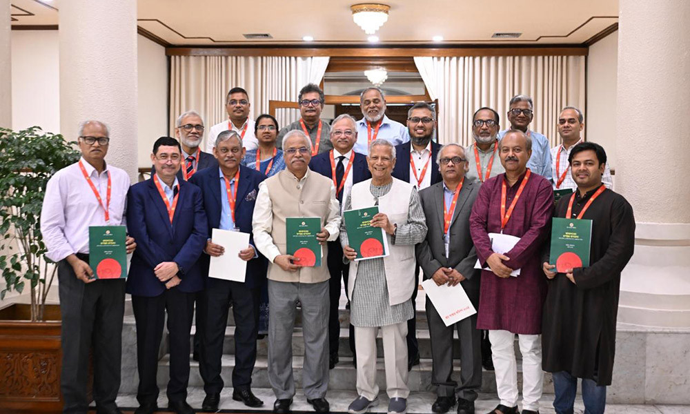 শ্রম সংস্কার কমিশনের প্রতিবেদন প্রধান উপদেষ্টার কাছে হস্তান্তর