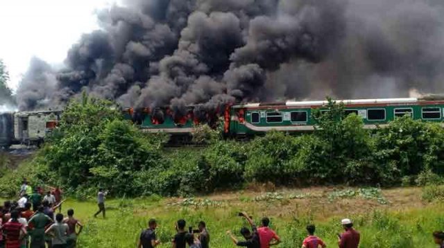 শ্রীপুরে ট্রেনে অগ্নিকাণ্ড, ঢাকা-ময়মনসিংহ রুটে ট্রেন চলাচল বন্ধ