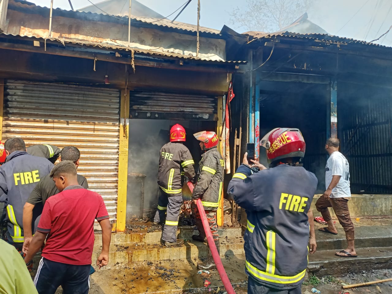 সখীপুরে অগ্নিকান্ডে ৩ ব্যবসায়ীর স্বপ্ন পুড়ে ছাই, ক্ষয়ক্ষতি ব্যাপক
