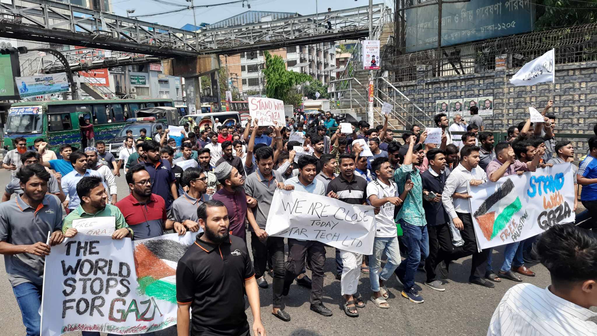 সারা দেশে চলছে 'নো ওয়ার্ক নো ক্লাস': ফিলিস্তিন ইস্যুতে শিক্ষার্থীদের প্রতিবাদ