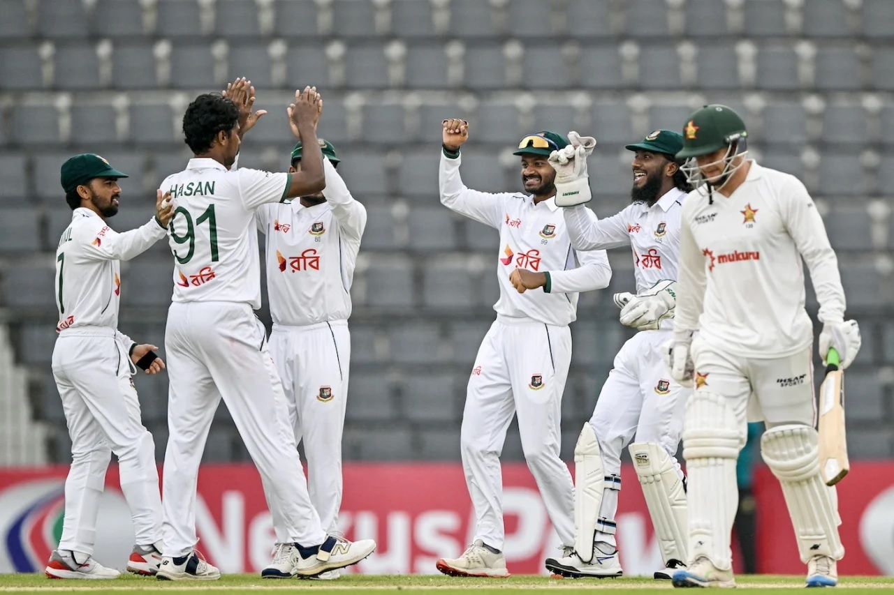 ২৫ রানে পিছিয়ে দ্বিতীয় দিনের খেলা শেষ করল বাংলাদেশ