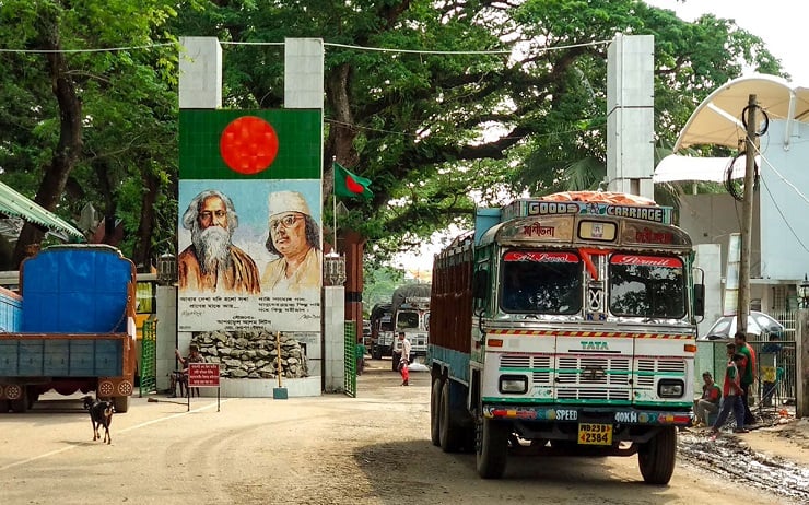 বাংলাদেশি পণ্যে নিষেধাজ্ঞা, দুশ্চিন্তায় ভারতীয় স্থলবন্দর ব্যবসায়ীরা-pothe-prantore-samiuddin-sakin-news-india-bangladesh